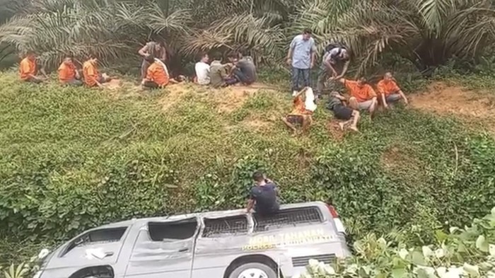Mobil tahanan Polres Labuhanbatu mengalami kecelakaan di Jalinsum.