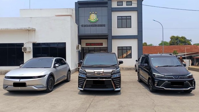 Kejaksaan Negeri Karawang saat menyita aset kasus korupsi KPR.