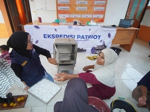 Warga Pulau Bacan Malut Tambah Penghasilan Lewat Parutan Kelapa Kering