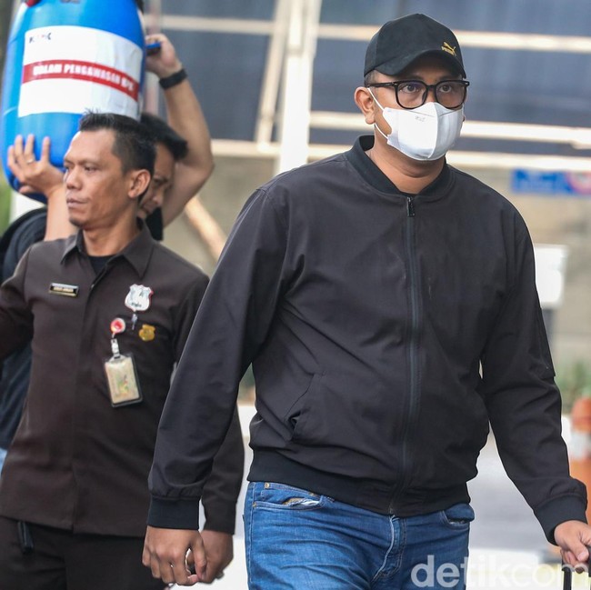 Kena OTT KPK, Bupati Klaten Hamenang Tiba di Gedung Merah Putih