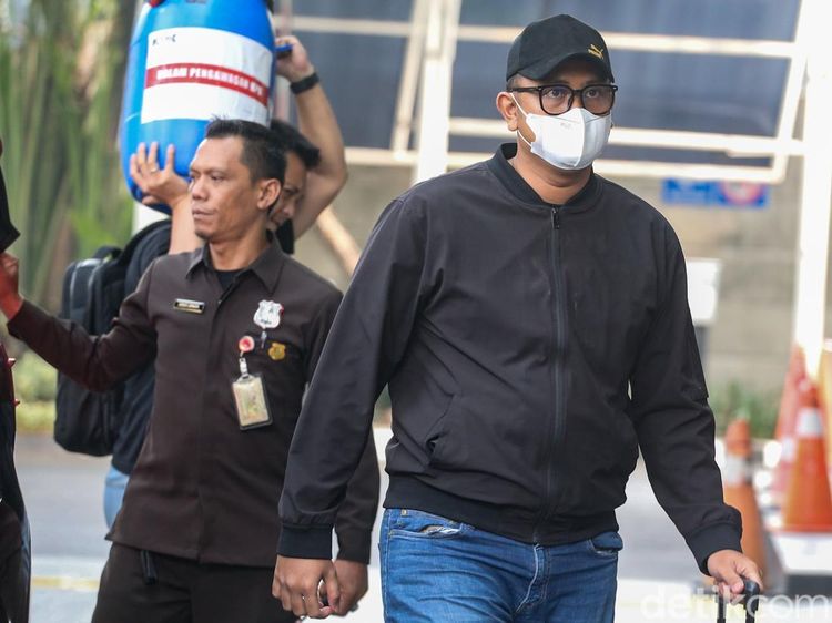 Kena OTT KPK, Bupati Klaten Hamenang Tiba di Gedung Merah Putih