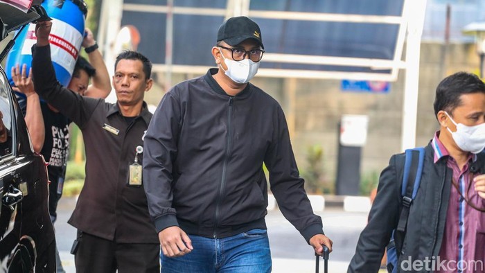 Bupati Klaten Hamenang Wajar Ismoyo tiba di Gedung Merah Putih Komisi Pemberantasan Korupsi (KPK), Kuningan, Jakarta Selatan, pada Jumat (16/10/2026) pagi. Kedatangan Hamenang menyusul operasi tangkap tangan (OTT) yang dilakukan KPK di Kabupaten Klat