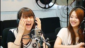 Kang Ji Young dan Sulli dikenal fans K-Pop sangat dekat sejak awal karier mereka. Keduanya sama-sama lahir tahun 1994. Ini salah satu momen keduanya saat sedang mengisi acara radio lebih dari satu dekade lalu. (Foto: dok. Istimewa/Internet)