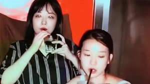 Kim Sun Ah sangat dekat dengan Sulli sampai mau mengadopsi kucing mantan member f(x) itu setelah kematiannya. (Foto: dok. Instagram Kim Sun Ah)
