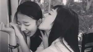 Aktor Kim Sun Ah juga mengenang Sulli lewat unggahan blog-nya. Menyebut Sulli sebagai seorang teman yang sudah seperti belahan jiwa baginya. (Foto: dok. Instagram Kim Sun Ah)