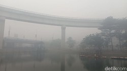 Mata Warga Palembang Perih Akibat Kabut, Bau Asap Tembus Masker