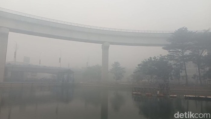 Kondisi Kota Palembang diselimuti kabut asap di pagi hari