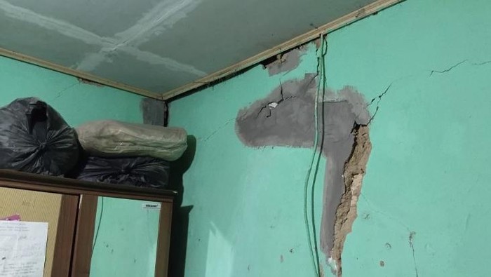 Kondisi rumah yang rusak akibat gempa