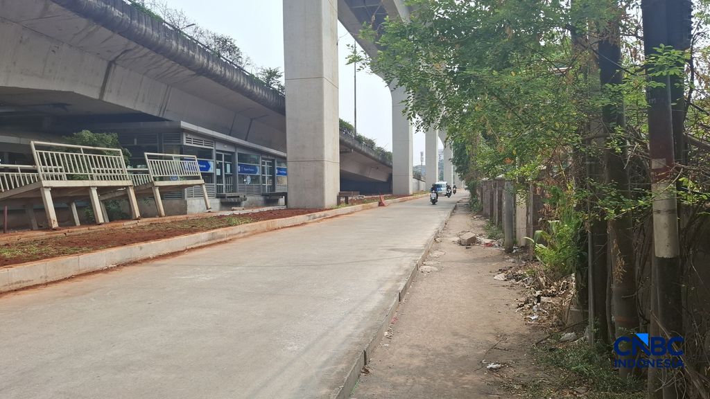Konidisi jalan sekitar LRT Jakarta di kawasan Matraman, Jakarta, Jumat (16/10/2026), (CNBC Indonesia/Chandra Dwi) Konidisi jalan sekitar LRT Jakarta di kawasan Matraman, Jakarta, Jumat (16/10/2026), (CNBC Indonesia/Chandra Dwi)