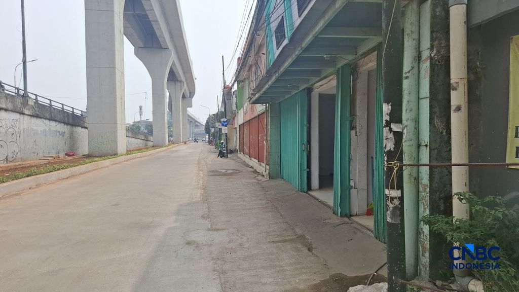 Konidisi jalan sekitar LRT Jakarta di kawasan Matraman, Jakarta, Jumat (16/10/2026), (CNBC Indonesia/Chandra Dwi) Konidisi jalan sekitar LRT Jakarta di kawasan Matraman, Jakarta, Jumat (16/10/2026), (CNBC Indonesia/Chandra Dwi)