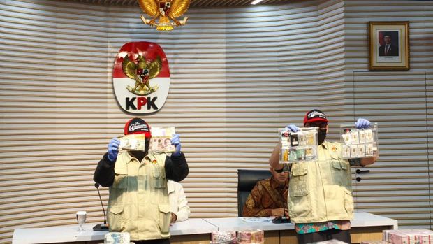 KPK tunjukkan peralatan bukti kasus korupsi pejabat BNPB (Kurniawan/detikcom)