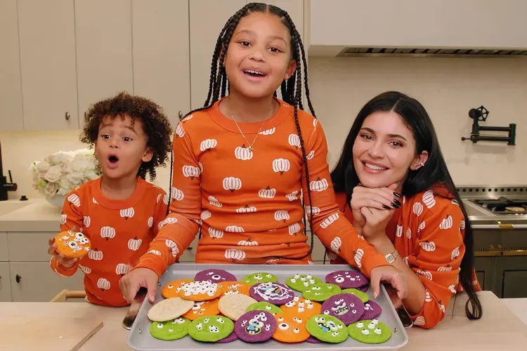 Kylie Jenner Kylie Jenner dan kedua anaknya membuat cookies 'Halloween'