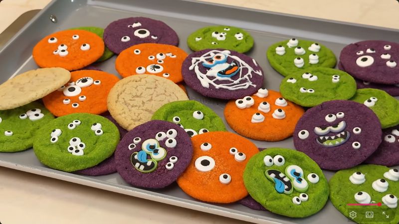 Kylie Jenner Kylie Jenner dan kedua anaknya membuat cookies 'Halloween'