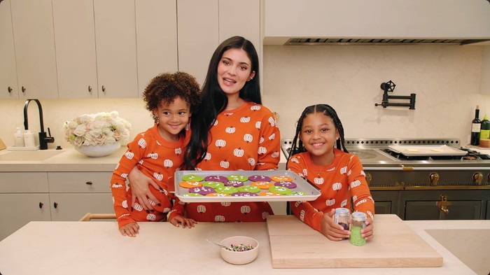 Kylie Jenner dan kedua anaknya membuat cookies Halloween