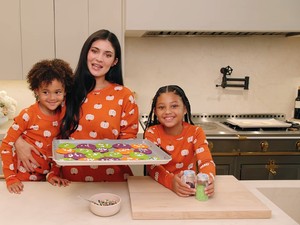 Kylie Jenner Masak Bareng 2 Anaknya, Bikin Cookies Halloween Warna-warni
