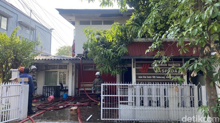 Kebakaran di Laboratorium Waspada, Jalan Kyai Saleh, Kecamatan Semarang Selatan, Kota Semarang, Jumat (16/10/2026).