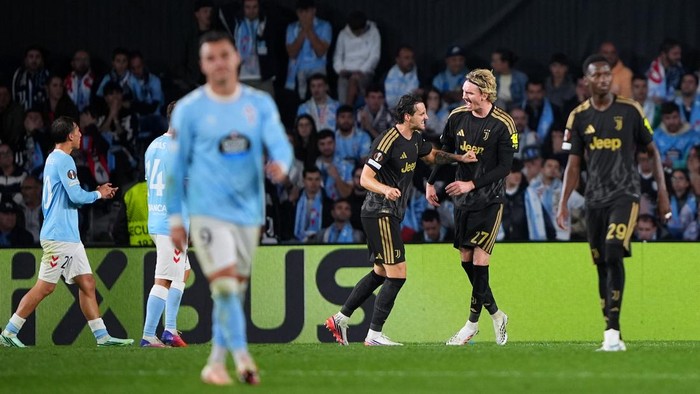 VIGO, SPAIN - OCTOBER 15: Nick Woltemade of Juventus celebrates scoring his teams first goal with teammate Federico Gatti during the UEFA Europa League 2026/27 League Phase MD2 match between Real Club Celta and Juventus at Estadio Balaidos on October