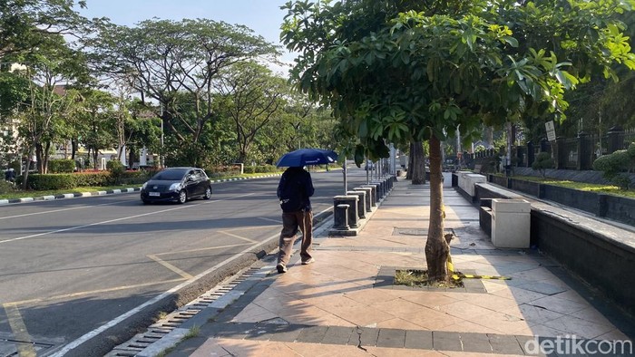 Masyarakat di Kota Semarang kepanasan karena suhu mencapai 37 derajat Celcius, Jumat (16/10/2026) sore.