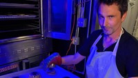 Matthew Bellamy memperlihatkan sedang memegang nampan yang berisi banyak kue dengan sapu tangan. (Foto: dok Instagram mattbellamy)