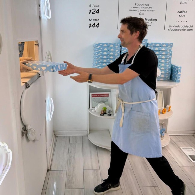 Sweet! Vokalis MUSE Matthew Bellamy Bantu Jualan Kue AnneMarie Morin
