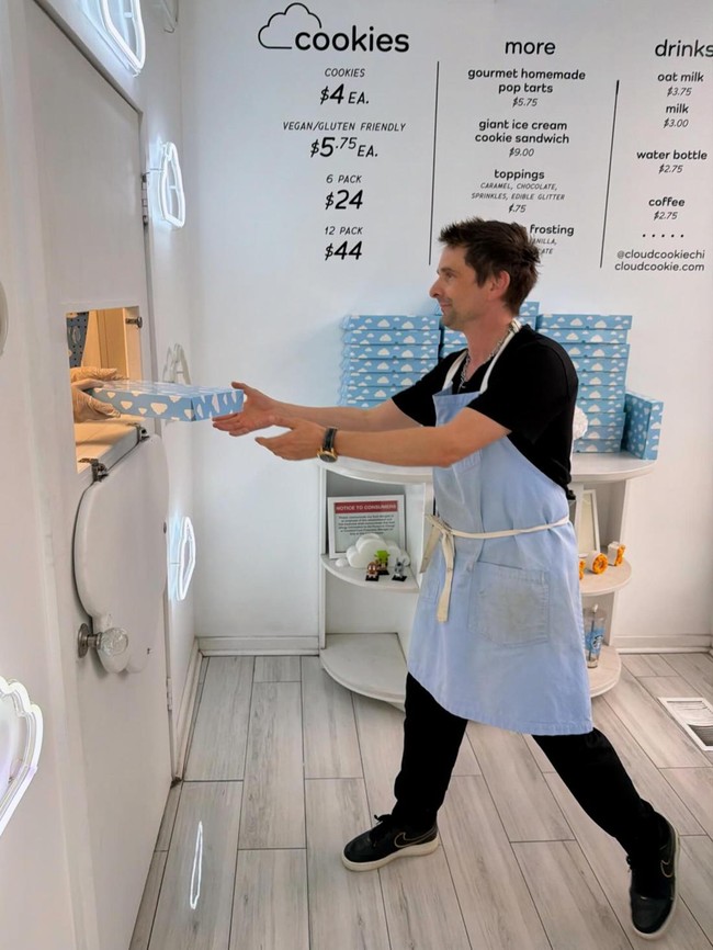 Sweet! Vokalis MUSE Matthew Bellamy Bantu Jualan Kue AnneMarie Morin