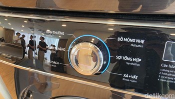 Keunggulan lain mesin cuci Samsung untuk bisnis laundry adalah fitur Manager Mode yang memberikan keleluasaan kepada pengelola usaha dalam mengatur operasional perangkat. Melalui panel kontrol, pemilik bisnis dapat menyesuaikan sejumlah pengaturan pencucian, mulai dari jumlah pembilasan, ketinggian air, hingga kecepatan putaran. Foto: Panji Saputro/detikINET