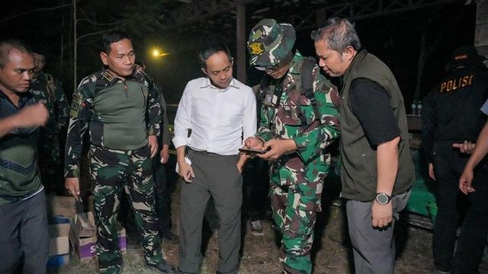 Menhut Raja Juli Antoni dan TNI-Polri terus mengebut pekerjaan di TN Tanjung Puting Jumat (16/10) malam. (dok Istimewa)