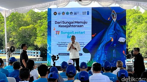 Menko Pangan Zulkifli Hasan pada kegiatan Mangrove Clean-up and Kick-off Sungai Lestari Programme di Ekowisata Mangrove Batu Lumbang, Denpasar, Jumat (16/10/2026) (Putu Yonata/detikBali)