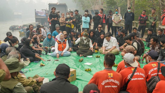 Menteri Kehutanan Raja Antoni berdialog dengan relawan dan kelompok masyarakat yang terlibat dalam penanganan karhutla di sekitar TNTP