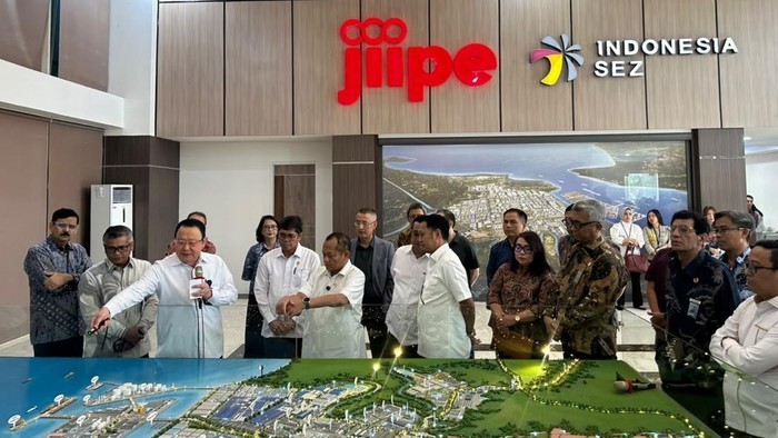 Menteri Perindustrian (Menperin) RI, Muhammad Sarmuji berkunjung ke kawasan industri Java Integrated Industrial and Ports Estate (JIIPE) Gresik.