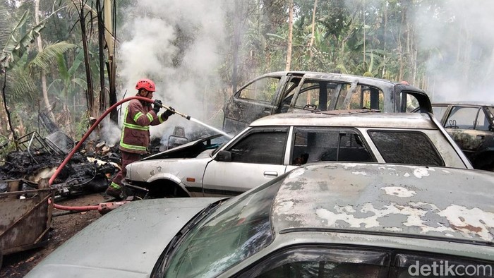 Petugas Damkar Kabupaten Magelang memadamkan kebakaran tujuh unit mobil rongsok di Sigug, Bumiharjo, Borobudur, Magelang, Jumat (16/10/2026).
