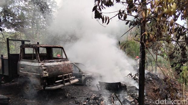 Mobil Rongsok Terbakar Petugas Damkar Kabupaten Magelang memadamkan kebakaran tujuh unit mobil rongsok di Sigug, Bumiharjo, Borobudur, Magelang, Jumat (16/10/2026).
