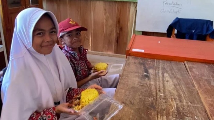 Murid SD di pelosok Parigi Moutong menerima MBG mandiri dari guru.