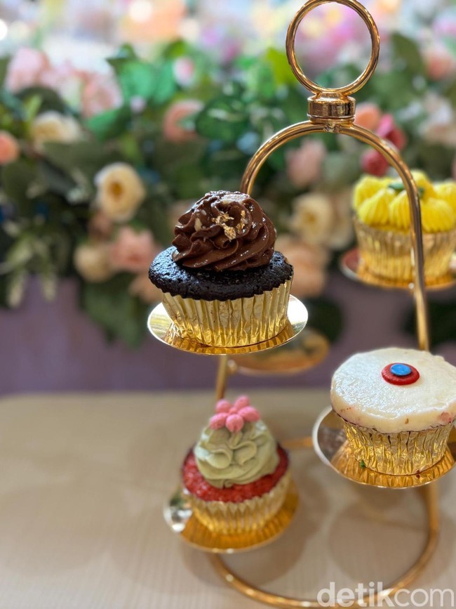 Serasa di Bridgerton! Kafe Mungil di Tebet Ini Punya Aneka Kue Cantik