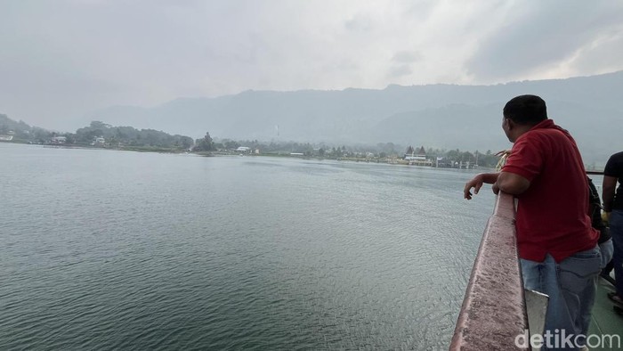 Panorama Danau Toba tertutup kabut asap (Kartika/detikcom)