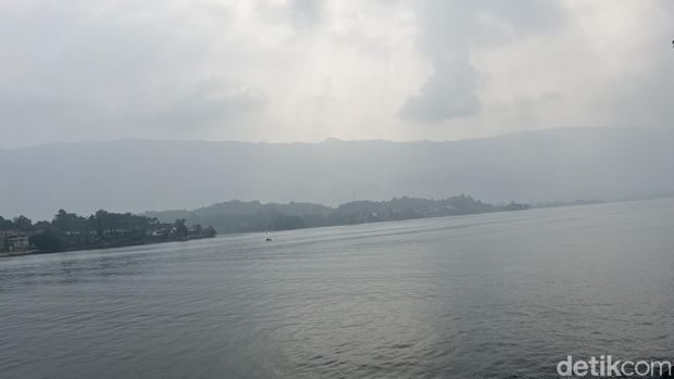 Panorama Danau Toba tertutup kabut asap (Kartika/detikcom) Panorama Danau Toba tertutup kabut asap (Kartika/detikcom)