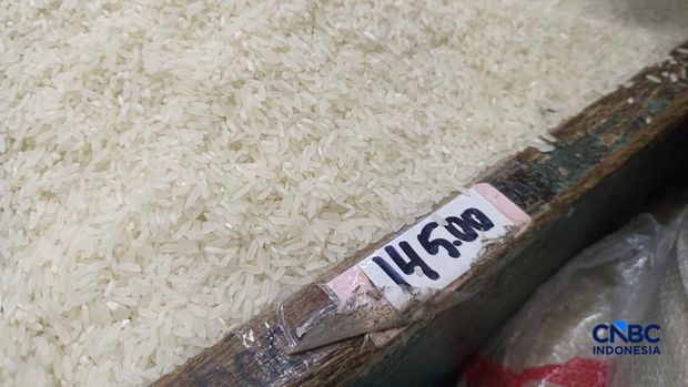 Pantauan harga beras di Pasar Rumput, Jakarta Selatan, Jumat (16/10/2026).  (CNBC Indonesa/Martyasari RIzky)