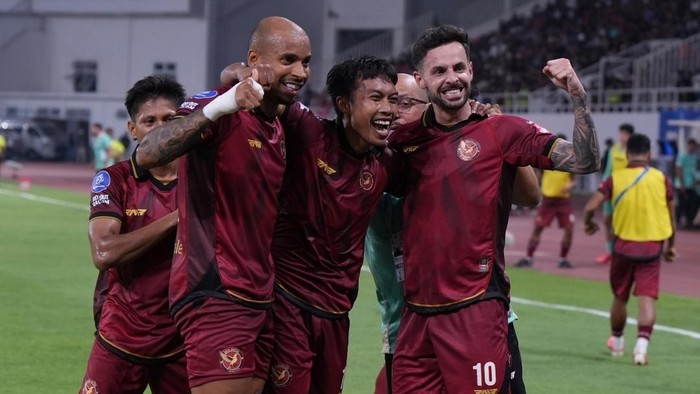 Para pemain Java United merayakan gol ke gawang Bali United.