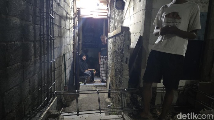 Pasangan lansia Sukirdjo dan Wiwi terhalang akses jalan ke rumah mereka akibat pembangunan tetangga.