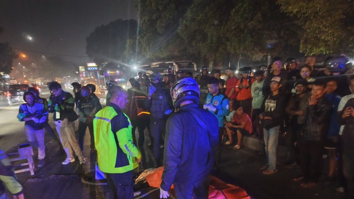 Pejalan kaki tewas tertabrak di Bandung.