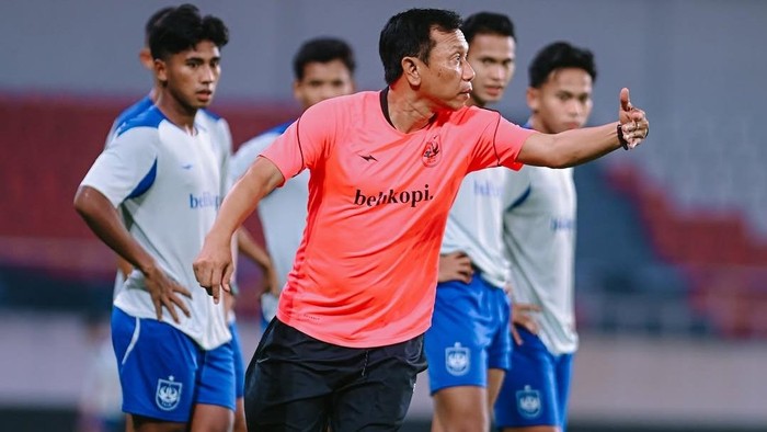 Pelatih PSIS, Widodo C Putro saat memimpin sesi latihan tim. Diunggah Jumat (16/10/2026).