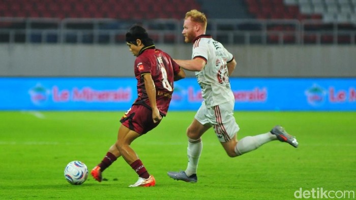 Pemain Bali United coba menghentikan laju pemain Java United.
