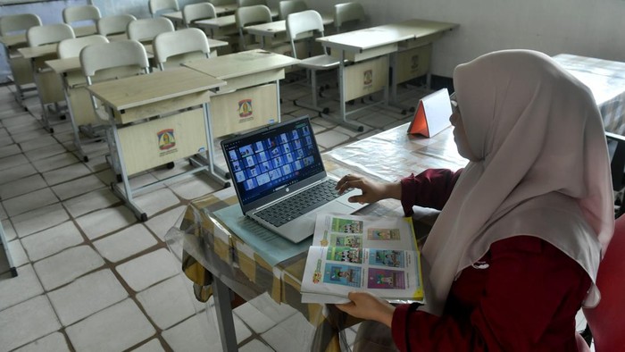 Pembelajaran jarak jauh akibat kabut asap karhutla Guru menerapkan pembelajaran jarak jauh di SD Negeri 001 Balikapapan Tengah, Kalimantan Timur, Jumat (16/10/2026). Pemerintah Kota Balikpapan menerapkan pembelajaran jarak jauh tingkat PAUD, SD, SMP, SKB, dan pendidikan non-formal pada 14-16 Oktober 2026 akibat dampak kabut asap. ANTARA FOTO/Angga Palguna/rwa.