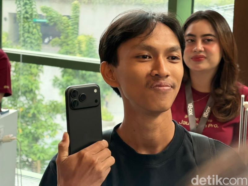 Pembeli iPhone 18 Demi mendapatkan iPhone 18 Pro Max, M. Lutfi rela mengantre sejak sore hingga hanya sempat tidur 15 menit.