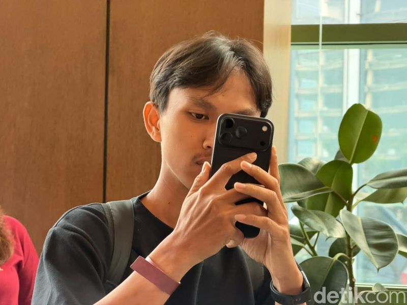 Pembeli iPhone 18 Demi mendapatkan iPhone 18 Pro Max, M. Lutfi rela mengantre sejak sore hingga hanya sempat tidur 15 menit.