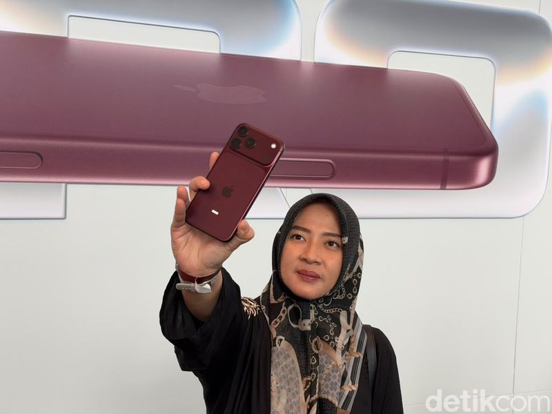 Pembeli iPhone 18 Pro Max Demi mendapatkan iPhone 18 Pro Max, Hilda Febriyani rela menginap di hotel hingga tidak tidur semalaman.