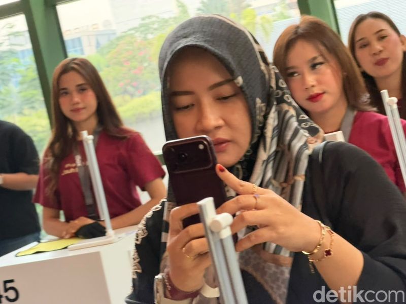 Pembeli iPhone 18 Pro Max Demi mendapatkan iPhone 18 Pro Max, Hilda Febriyani rela menginap di hotel hingga tidak tidur semalaman.