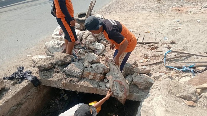 Pembersihan drainase di Paccerakkang, Kota Makassar.