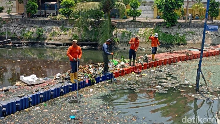 Pembersihan Kali Tebu Surabaya yang dipenuhi sampah