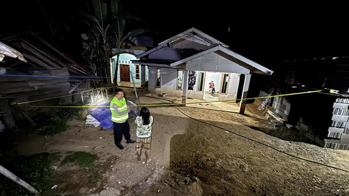 Polisi saat melakukan olah TKP di lokasi perkelahian maut 2 pria paruh baya di Desa Gentinggunung, Sukorejo, Kendal. Foto diunggah Jumat (16/10/2026).